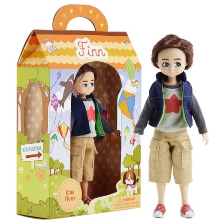 kite-flyer-finn-lottie-doll-boxgrande_1723099360 Lottie lėlė - Aitvarų gaudytojas berniukas Finas