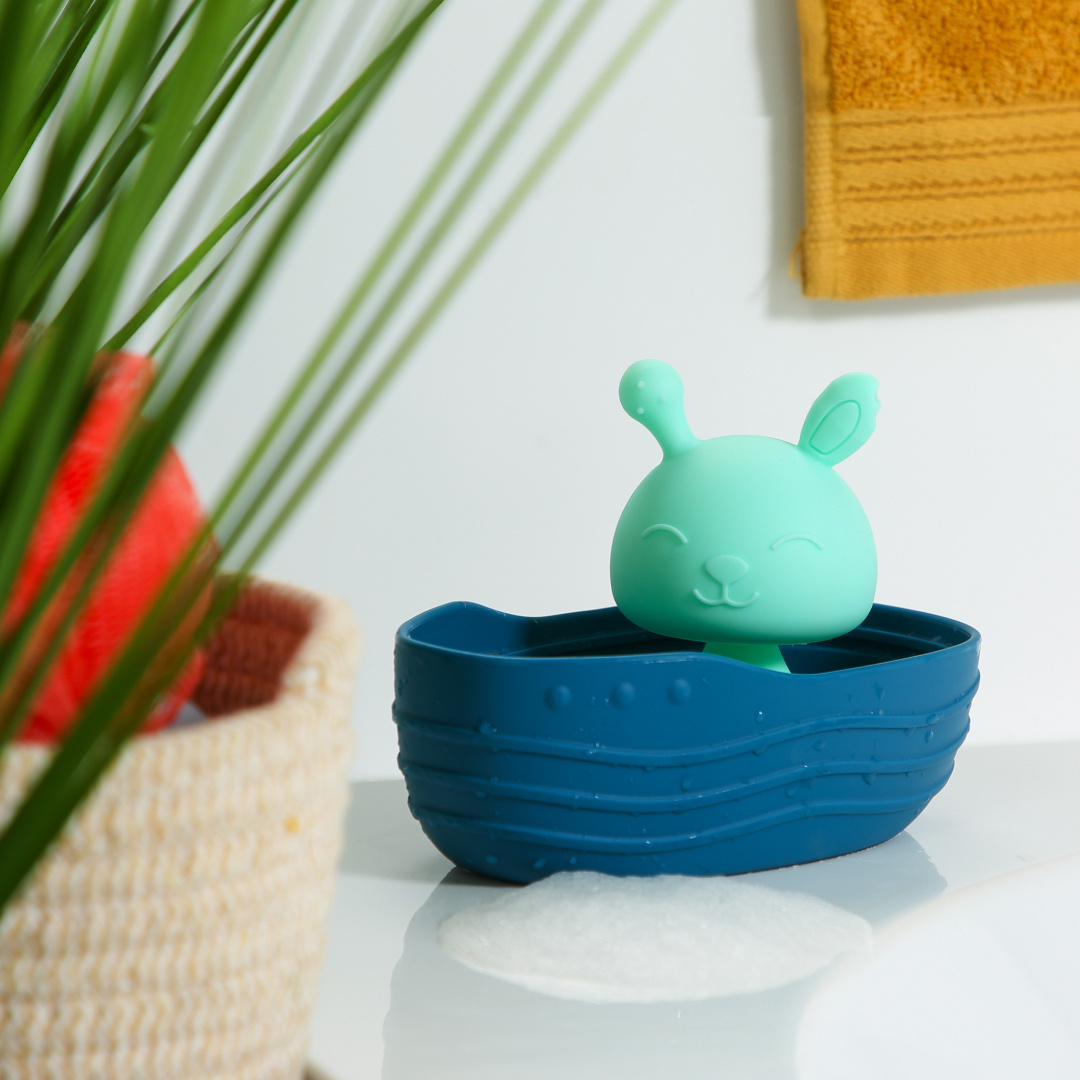 40089-bateau-silicone-web-08_1744099151 LUDI maudymosi žaislas Jūros Triušelis