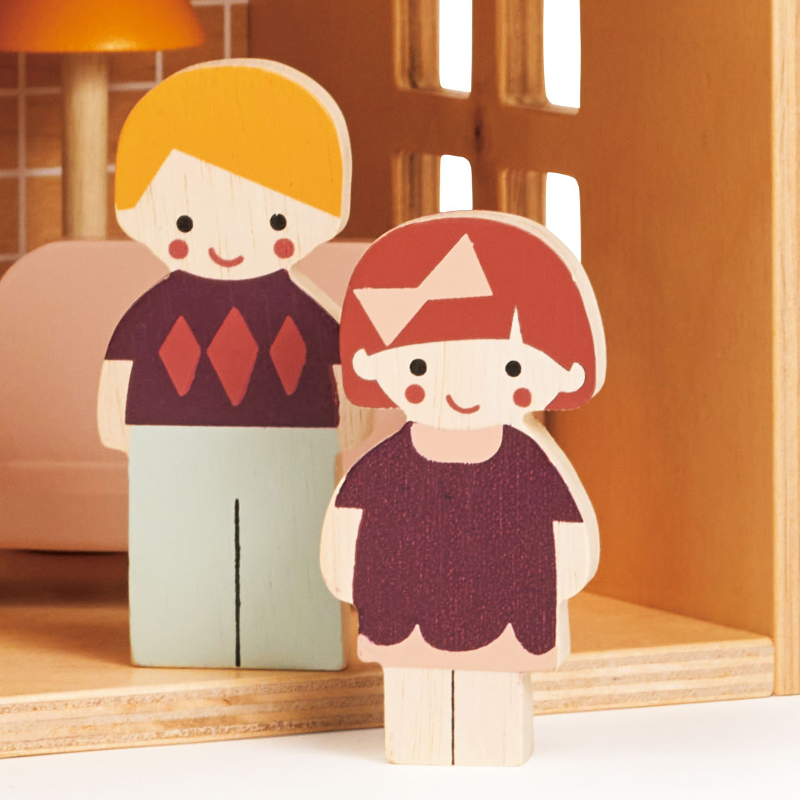 mt7651-doll-family-with-dog-mt7601-poppets-dolls-house-11_1727441352 Mentari Lėlių šeimynėlė su šuniuku