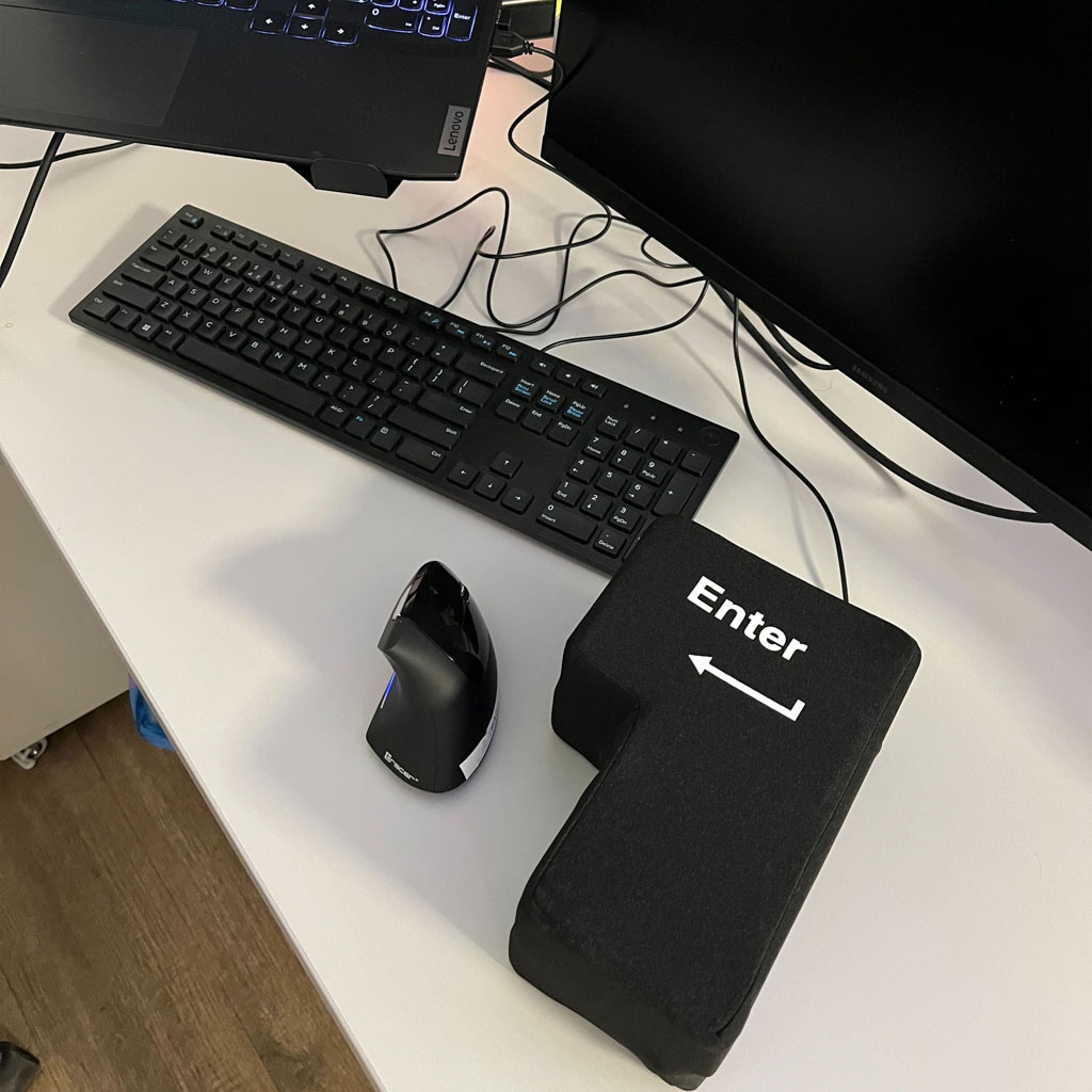 Klawisz-ENTER-duza-antystresowa-poduszka-USB-168643 ENTER klavišas didelė antistresinė USB pagalvėlė
