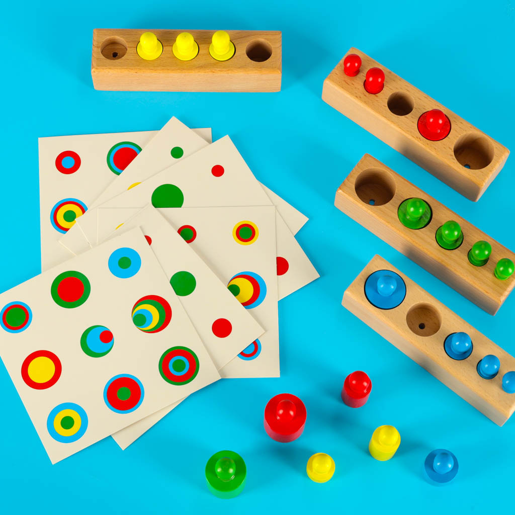 Odwazniki-cylindry-drewniane-gra-ukladanka-montessori-kolorowe-169136 Montessori mediniai cilindriniai svarmenys spalvingi