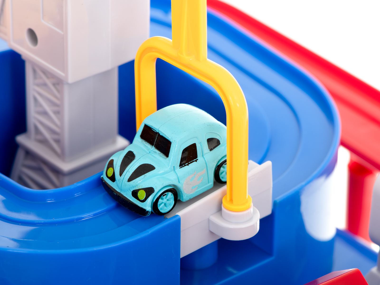 Kliūčių ruožas interaktyvi automobilių stovėjimo aikštelė, kurioje lenktyniauja 4 automobiliai